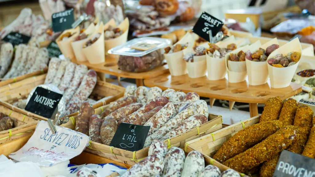 Variété de charcuteries locales sur un étal de marché à Aix-en-Provence.