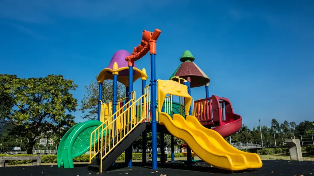 Structure de jeux colorée et moderne dans un parc public en plein jour.