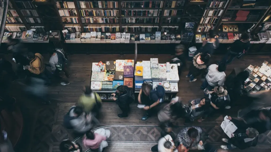 Vue aérienne d'une bibliothèque fréquentée avec des usagers consultant des livres en France.
