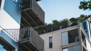 Immeuble résidentiel moderne à Nantes avec balcons et architecture urbaine contemporaine.