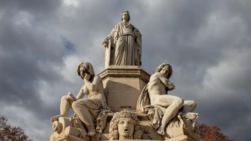 Fontaine Pradier à Nîmes sous un ciel nuageux, emblème historique de la ville.