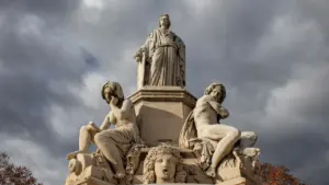 Fontaine Pradier à Nîmes sous un ciel nuageux, emblème historique de la ville.
