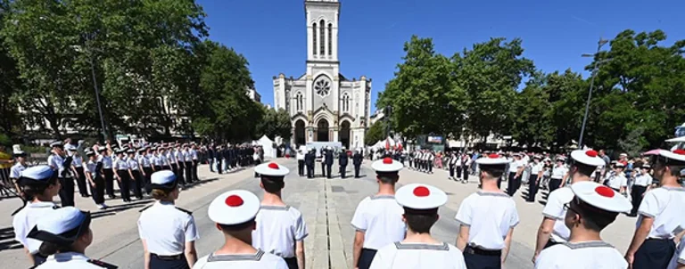 À Saint-Étienne, des jeunes embarquent avec la Marine