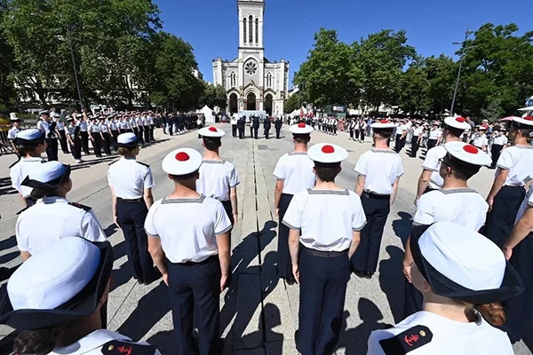 À Saint-Étienne, des jeunes embarquent avec la Marine