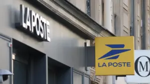 Enseigne jaune et logo de La Poste sur un bâtiment en France.