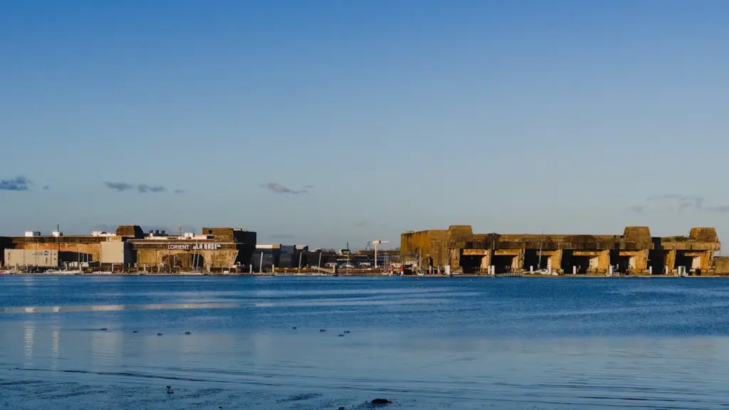 Vue panoramique de l'ancienne base navale historique au bord de l'eau en France.