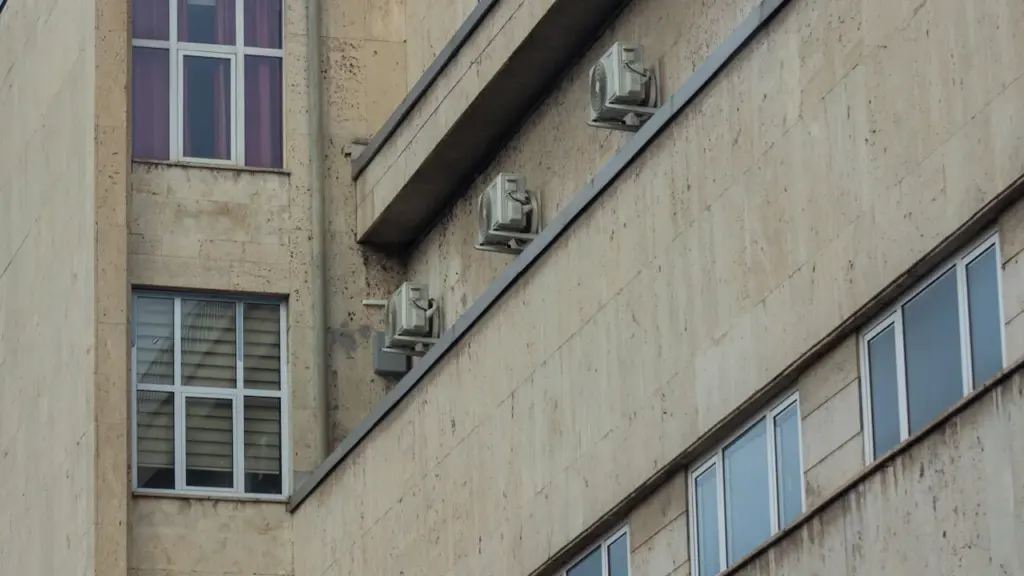Horloge monumentale sur la façade d'un édifice public institutionnel en milieu urbain.
