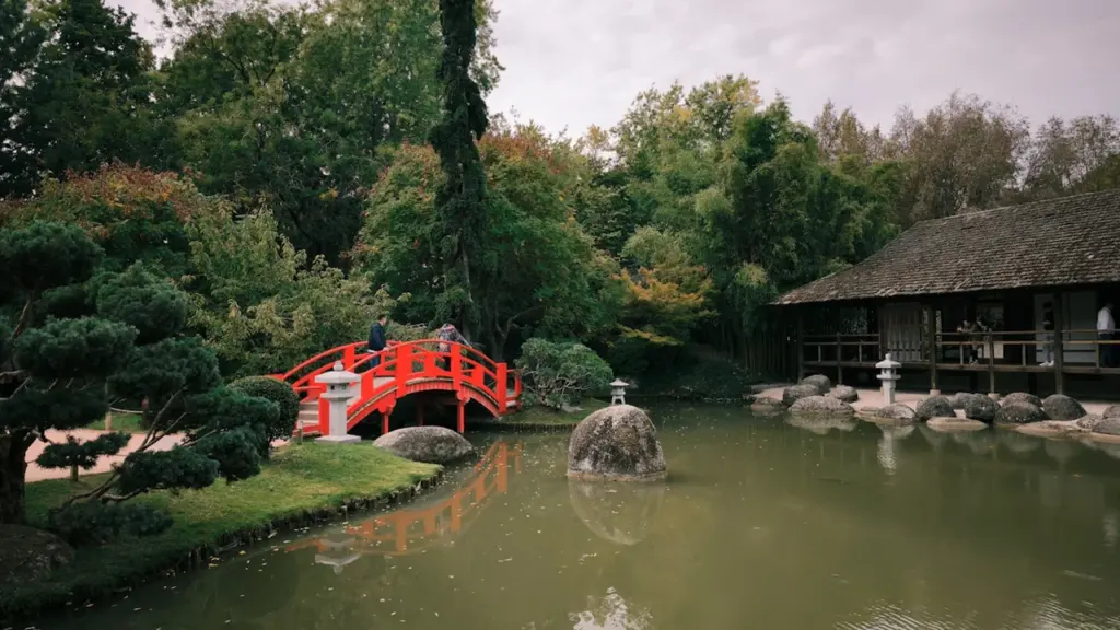 Pont rouge emblématique du jardin japonais Pierre Baudis situé à Toulouse.