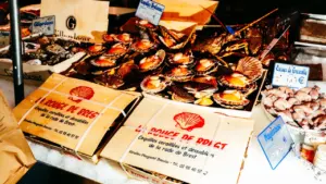 Étalage de fruits de mer frais au marché traditionnel de la rade de Brest