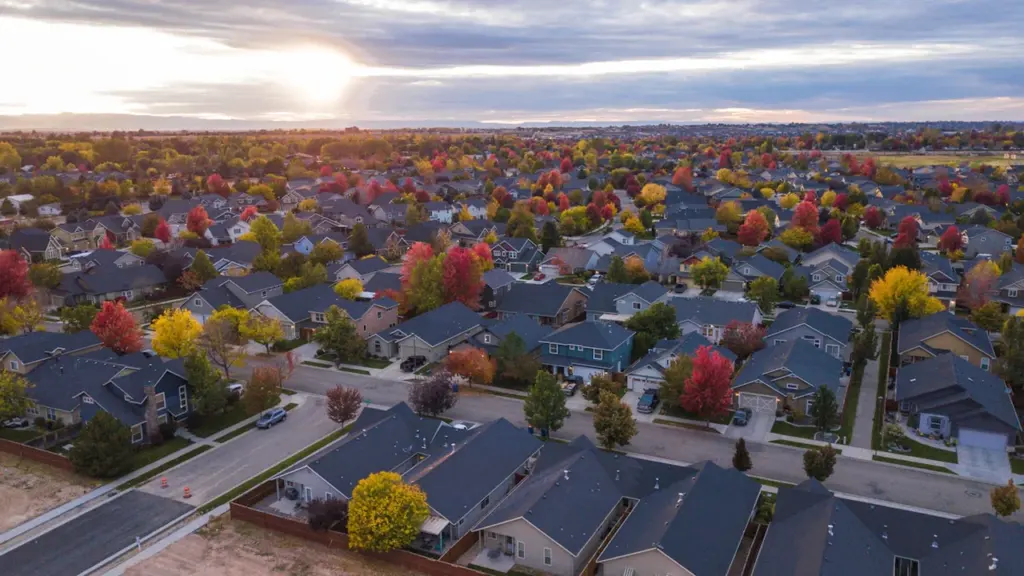 Vue aérienne d'un quartier résidentiel urbanisé pour un projet de budget participatif local.