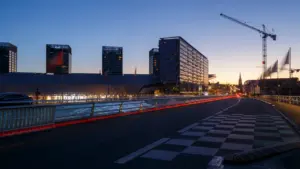 Chantier urbain avec une grue près de bâtiments modernes en soirée.