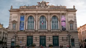 Façade majestueuse de l'Opéra Comédie à Montpellier lors d'une journée ensoleillée.