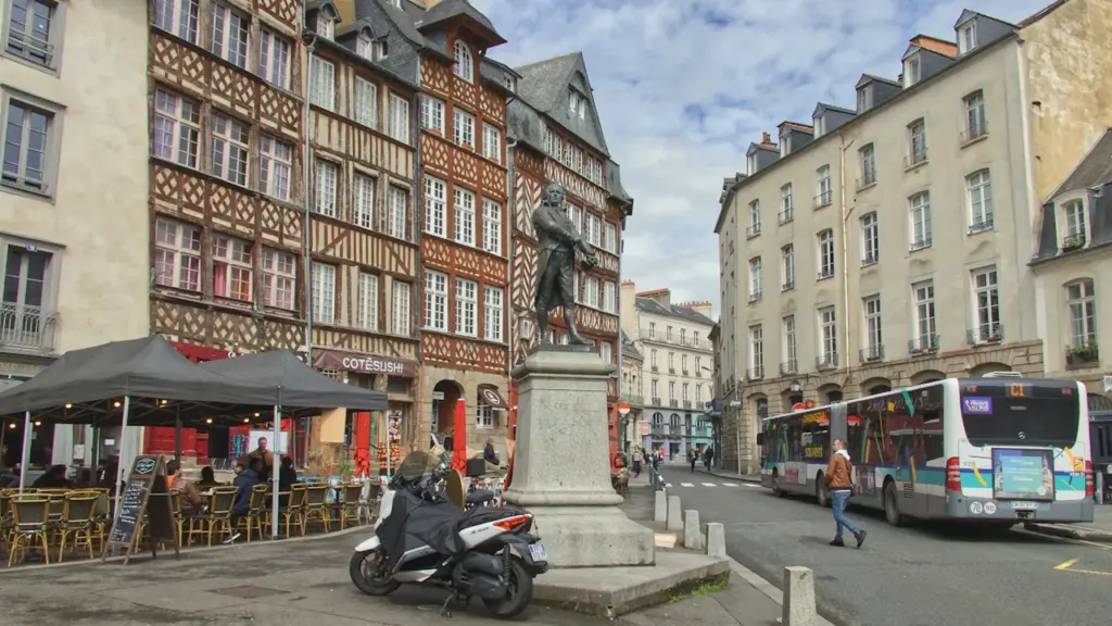 Bus circulant sur la place du Champ-Jacquet au cœur historique de Rennes.
