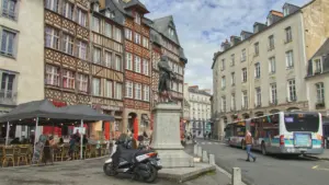 Bus circulant sur la place du Champ-Jacquet au cœur historique de Rennes.