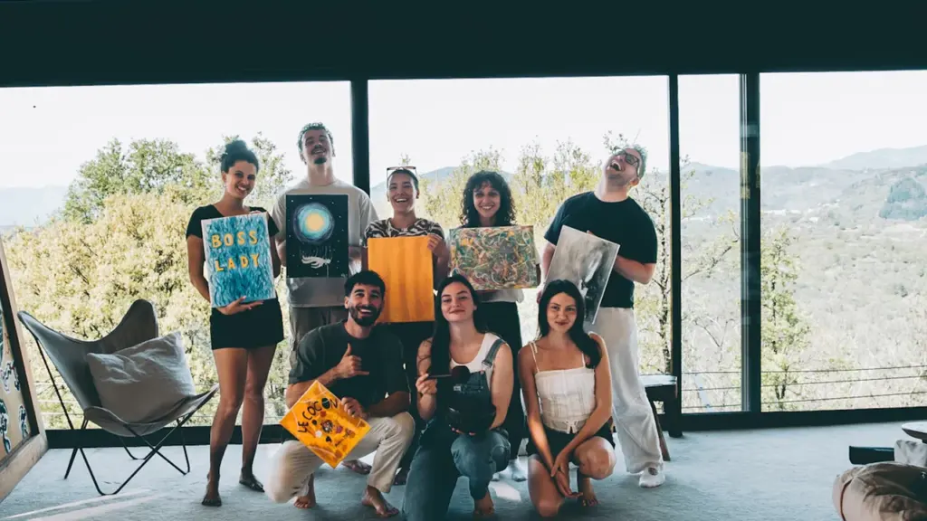 Un groupe de jeunes artistes présente fièrement ses créations lors d'un atelier créatif.