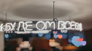 Décoration lumineuse de café pour une atmosphère zen et apaisante.