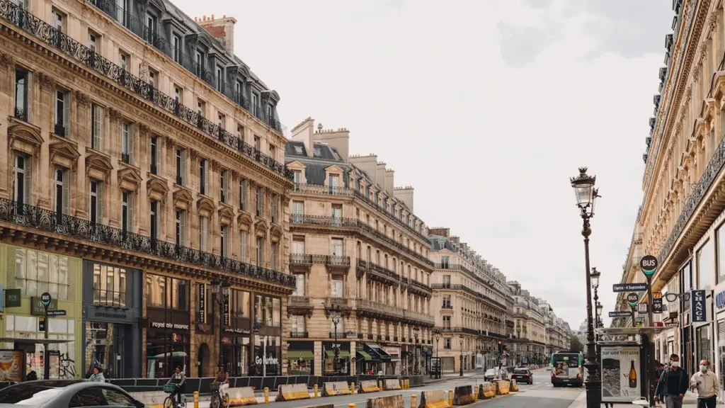 Vue d'une rue parisienne avec des travaux en cours et des barrières de chantier.