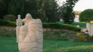 Deux sculptures abstraites contemporaines installées dans un jardin verdoyant à Saint-Étienne.