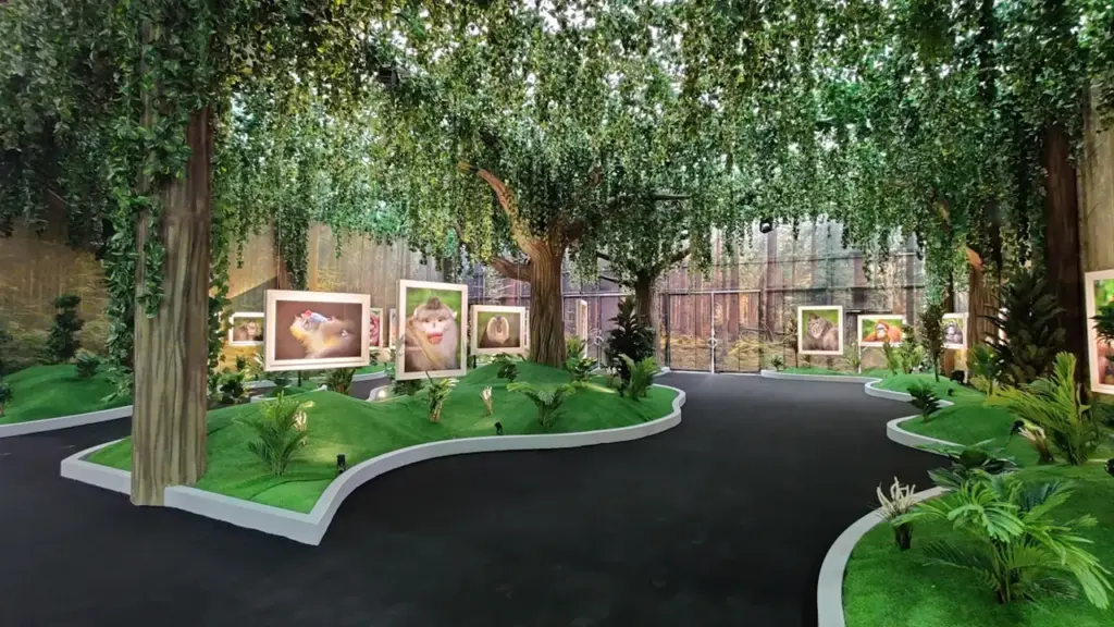 Installation artistique végétale immersive avec des arbres et des plantes en intérieur.