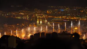 Feu d'artifice illuminant le ciel nocturne au-dessus de la ville de Marseille.