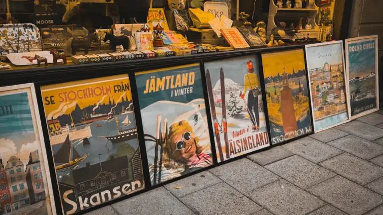 Collection de posters vintage encadrés exposés sur le trottoir devant une boutique