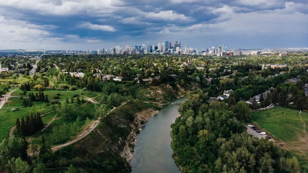 Vue aérienne d'un parc urbain verdoyant sous un ciel nuageux et menaçant