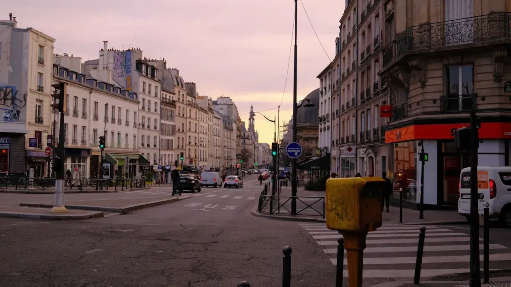 Rue parisienne typique au crépuscule, évoquant l'ambiance des sorties estivales à Créteil.