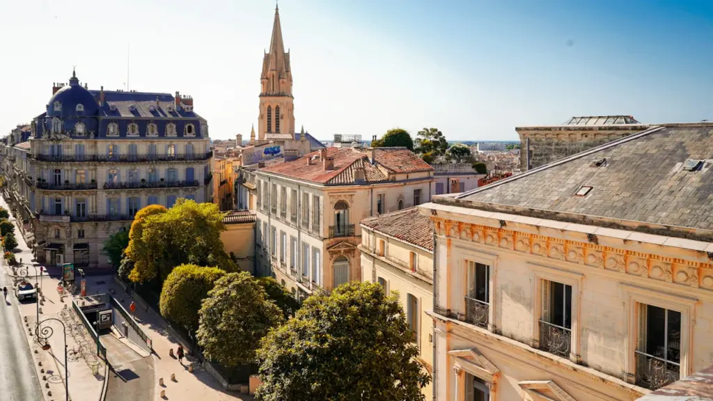 Vue plongeante sur les toits historiques et l'architecture du centre-ville de Montpellier.