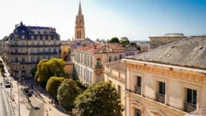 Vue plongeante sur les toits historiques et l'architecture du centre-ville de Montpellier.