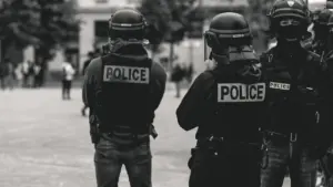 Des membres des forces de l'ordre en patrouille sur une place publique française.