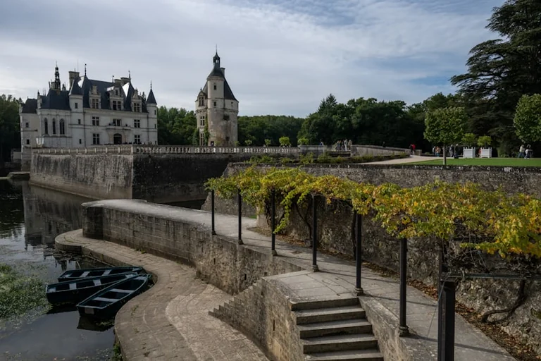 Découvrir la Loire en bateau traditionnel : une balade à Orléans