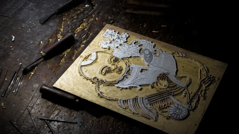 Travail de gravure artisanale sur bois, rappelant l'univers artistique de J.J.J. Rigal.