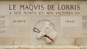Détail du monument aux morts du Maquis de Lorris commémorant la Résistance.