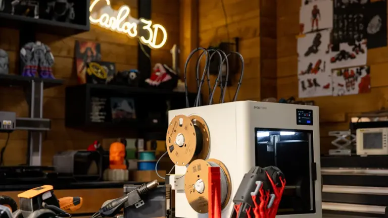 Imprimante 3D moderne utilisée pour créer des objets de paysage en atelier créatif.