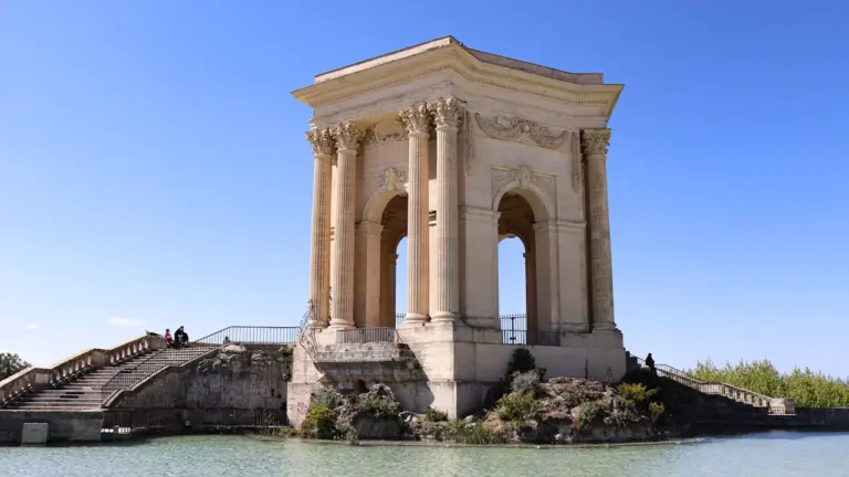 Le Château d'eau du Peyrou à Montpellier sous un ciel bleu.