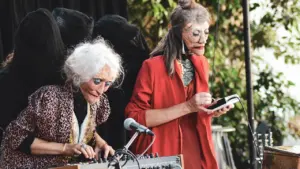 Deux artistes femmes en pleine performance lors d'un spectacle vivant à Saint-Étienne.