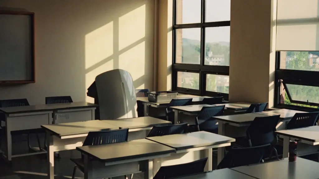 Salle de classe vide et lumineuse prête pour la rentrée scolaire à Bondy.